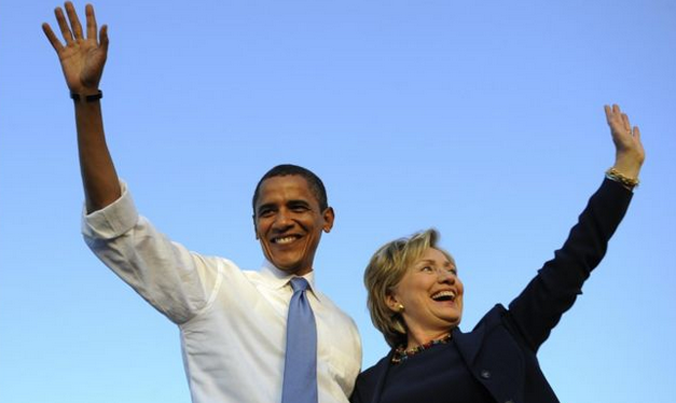 Tổng thống Mỹ Barack Obama (trái) và bà Hillary Clinton. Ảnh: AFP.