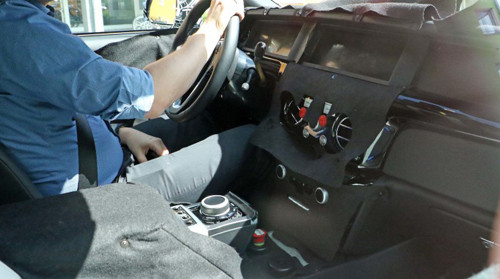 Kỹ thuật số hiện đại đã được áp dụng nhiều hơn cho Phantom thế hệ thứ 8. Sự thay đổi đáng kể này thể hiện ở hệ thống 3 màn hình lớn xếp hàng ngang nổi bật phía trước tài xế. Bảng điều khiển trung tâm và ghế phụ cùng hệ thống điều khiển kỹ thuật số.