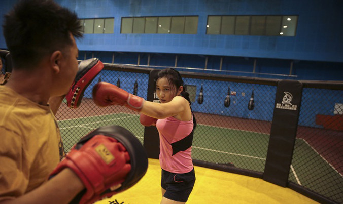 Theo QQ, Lưu Văn Phương, 24 tuổi là người Thiên Tân, Trung Quốc. Cô làm trưởng phòng bán hàng ở một công ty trong 5 năm rồi quyết định nghỉ việc theo học trường đào tạo vệ sĩ ở Bắc Kinh đầu năm nay.
