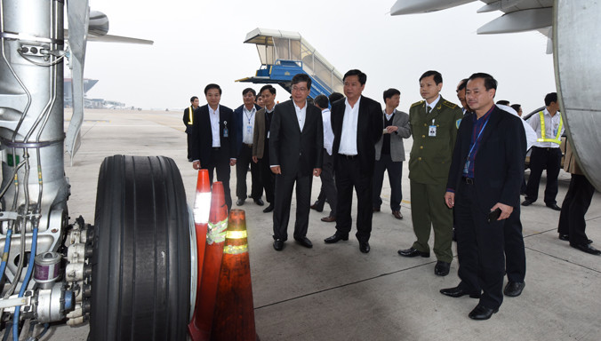 Bộ trưởng GTVT Đinh La Thăng kiểm tra hiện trường sự cố sau khi máy bay hạ cánh. Ảnh Báo Giao thông.