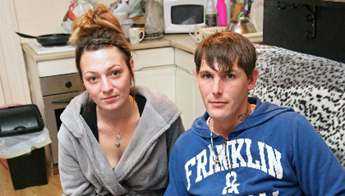 Vợ chồng chị Abbie và anhJamie Hort thừa nhận "hơi ngốc" khi vung tiền trúng số vào việc mua sắm thay vì tiết kiệm.Ảnh:SWNS.