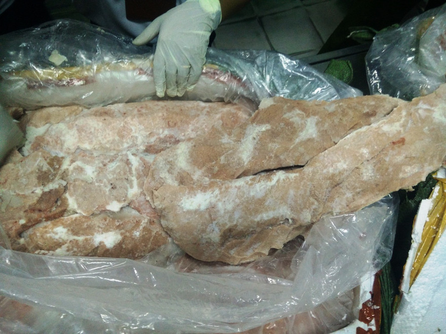 Số nầm heo này đã bốc mùi hôi thối, rỉ dịch.