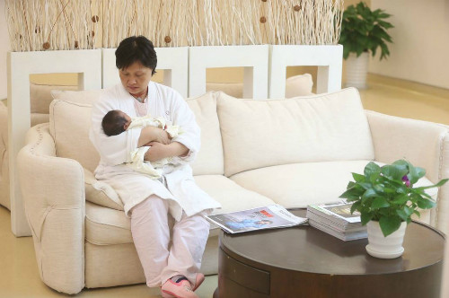 Cô béLittle Bawan trong vòng tay mẹ. Ảnh:Straitstimes.