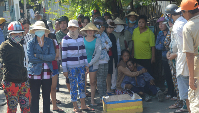 Gia đình nạn nhân gào khóc thảm thiết tại hiện trường.
