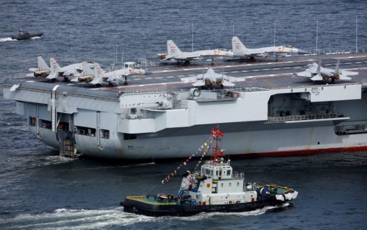 Các tiêm kích có thể nhìn thấy trên tàu sân bay Liêu Ninh khi nó đi vào vùng biển Hong Kong (Trung Quốc). Ảnh: Reuters