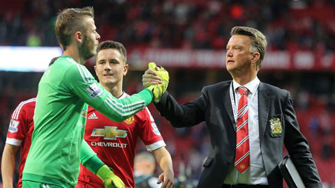 Đôi găng De Gea giữ tương lai Van Gaal.