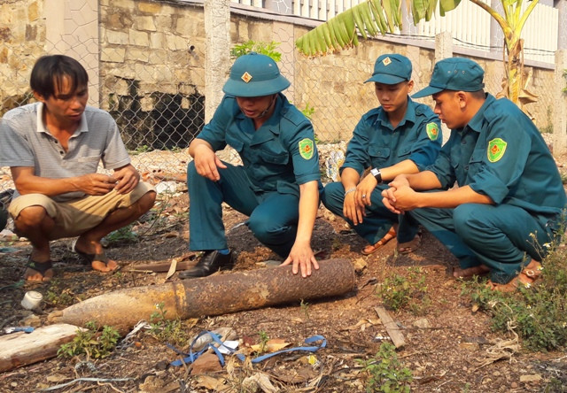 Quả đạn pháo được cơ quan chức trách đưa về nơi an toàn.