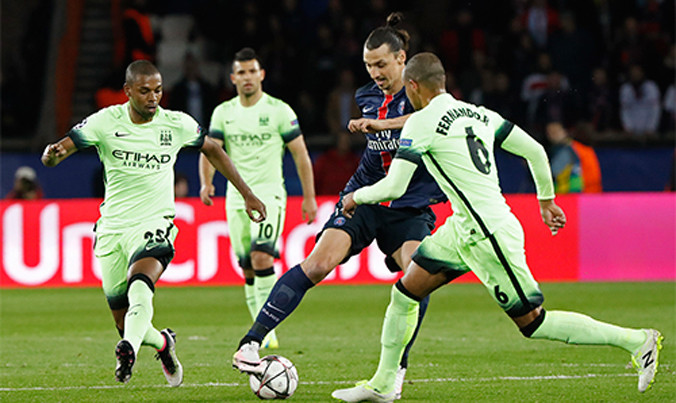 Trong mắt Van Gaal, những cầu thủ trên 33 tuổi như Ibrahimovic không còn phù hợp để chơi cho Man Utd. Ảnh: Reuters.