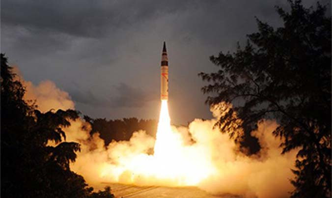 Một vụ phóng thử SLBM do DRDO thực hiện. 