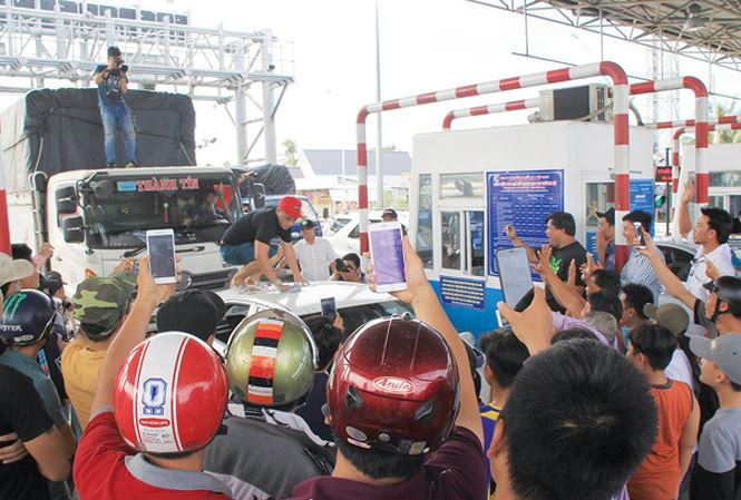 Tài xế phản ứng tại BOT Cai Lậy. Ảnh: Nhật Huy.