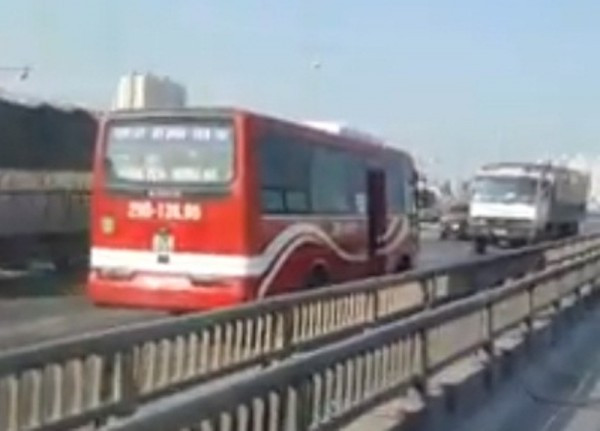 Chiếc xe khách chạy bạt mạng, ngược chiều trên cao tốc.