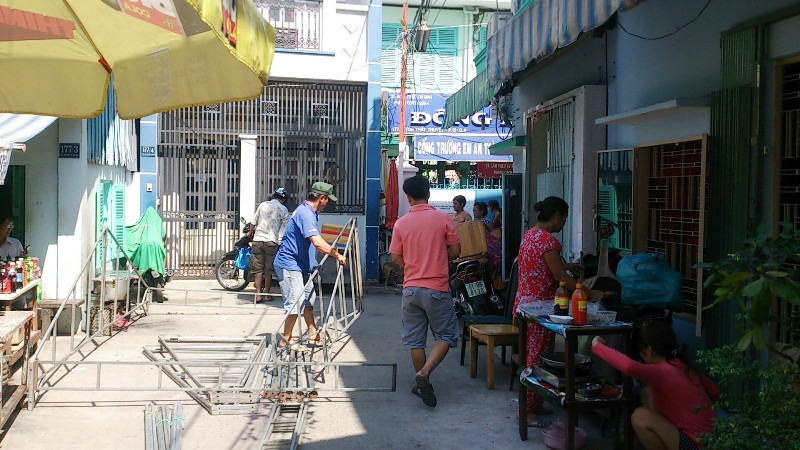 Sau khi khám nghiệm tử thi, người nhà chị Hoa lo hậu sự. Ảnh Việt Văn