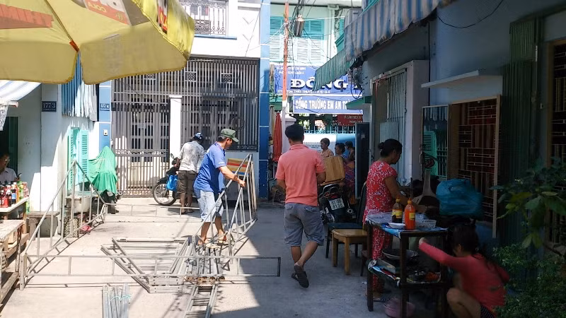 Sau khi khám nghiệm tử thi, người nhà chị Hoa lo hậu sự. Ảnh Việt Văn