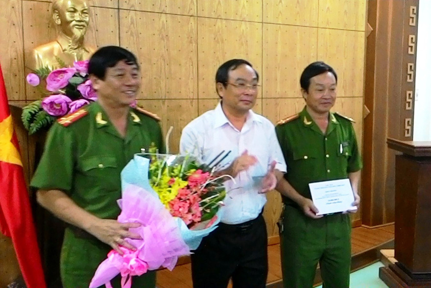 Chủ tịch Nguyễn Văn Cao (giữa) biểu dương, thưởng nóng ban chuyên án.