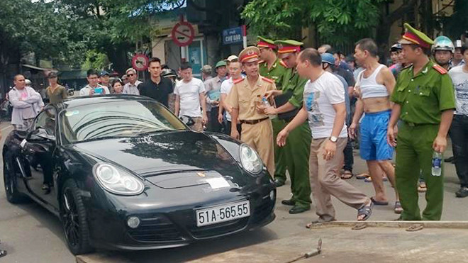 Chiếc siêu xe vi phạm bị lực lượng chức năng xử lý
