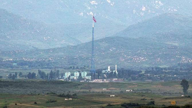 Cột cờ Triều Tiên ở ngôi làng gần khu phi quân sự giữa hai miền mà Hàn Quốc và Mỹ gọi là làng tuyên truyền. Ảnh: Yonhap.