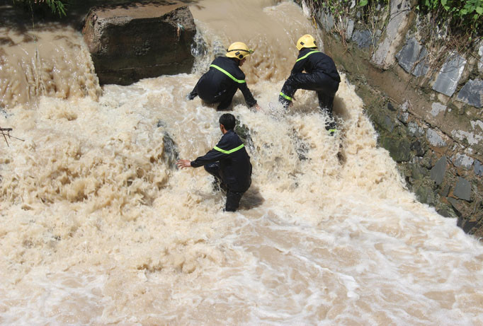Người nhái nhập cuộc tìm bé 11 tuổi bị cuốn xuống cống