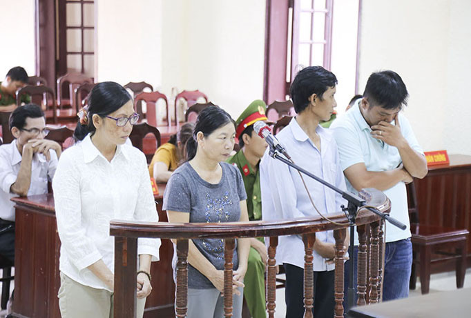 Nguyễn Thị Thanh Hoa (đeo kính) và Nguyễn Thị Hường (áo sẫm) tại phiên tòa. Ảnh: H.H.