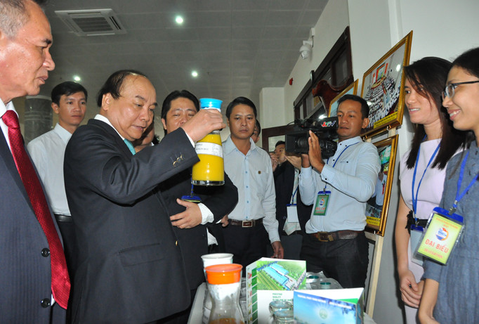 Thủ tướng Nguyễn Xuân Phúc tham quan sản phẩm của Hậu Giang. Ảnh: Hòa Hội.