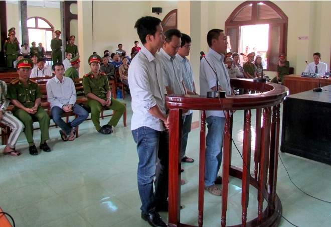 4 bị cáo được tại ngoại, bị cáo Thảo Thành (ngồi sau) chịu hậu quả nặng nề nhất