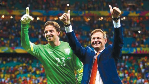 Frans Hoek (phải) cùng học trò Tim Krul trong trận thắng Costa Rica