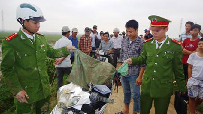 Tang vật và phương tiện gây án của 2 tên “cẩu tặc”.