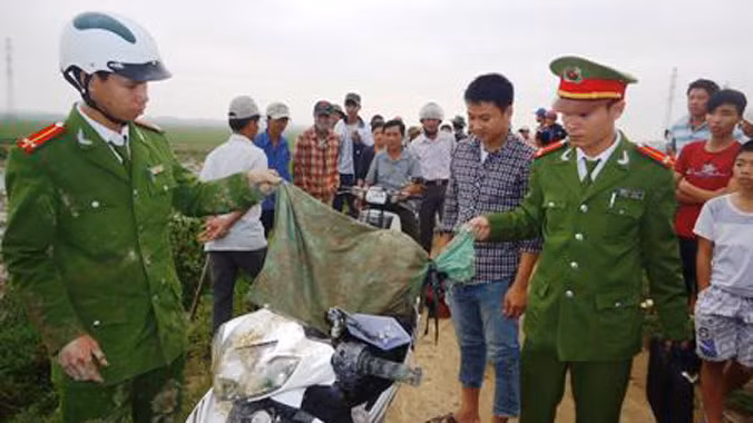 Tang vật và phương tiện gây án của 2 tên “cẩu tặc”.
