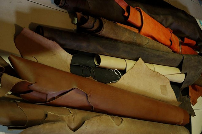 Da thuộc, đã nhuộm và sáp dầu được các chủ xưởng ưa thích nhất, vì chất liệu dễ may, giữ màu tốt. Ảnh: FBNV.