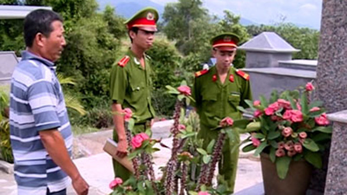 Công an tiến hành thu thập thông tin hiện trường các vụ trộm để điều tra.