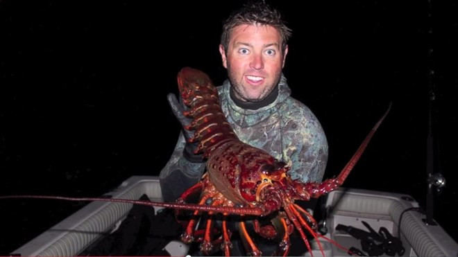 Anh Forrest Galante và con tôm hùm khổng lồ. Nguồn: ABC News.