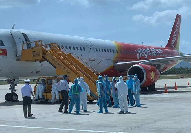  Lãnh đạo Sở Y tế đón 80 hành khách từ Hàn Quốc nhập cảnh địa phương. Ảnh: Zing