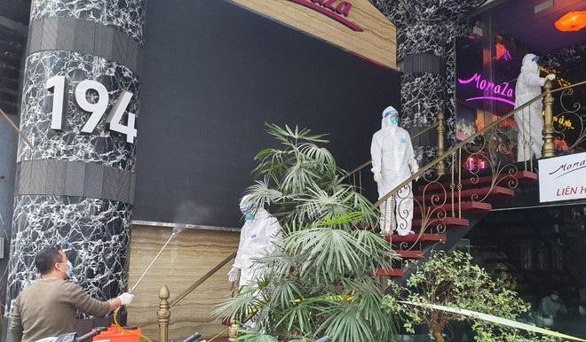 Lực lượng y tế phun khử khuẩn quán Monaza. Ảnh: Công an Hà Nội