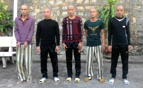 Nhóm người tham gia bắt anh Thành đưa đến nhà nghỉ. Ảnh. Ngọc Bình.