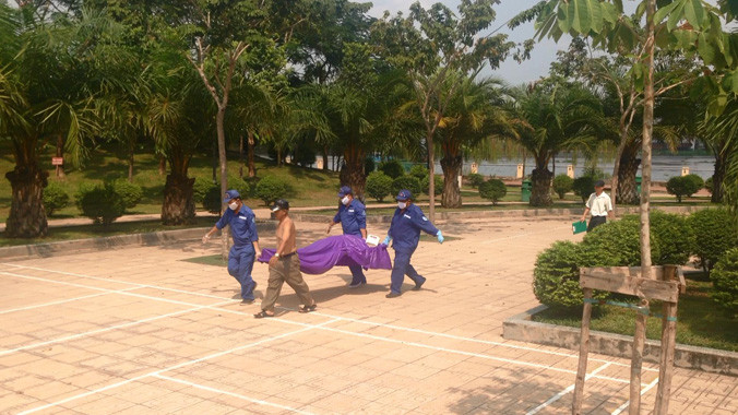 Nạn nhân được đưa về nhà xác.