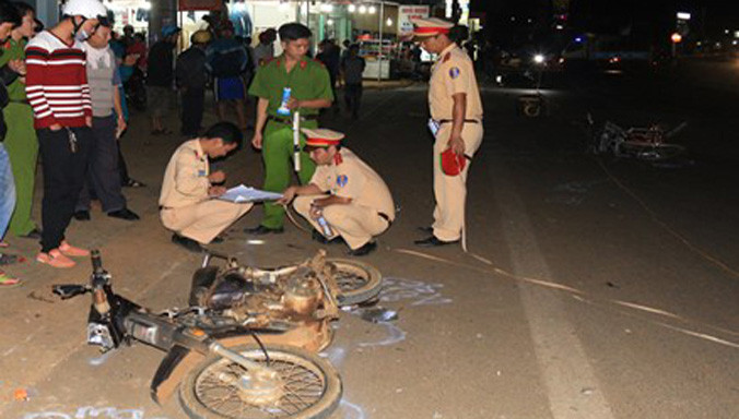 3 chiếc xe máy bị tông liên tiếp nhau.