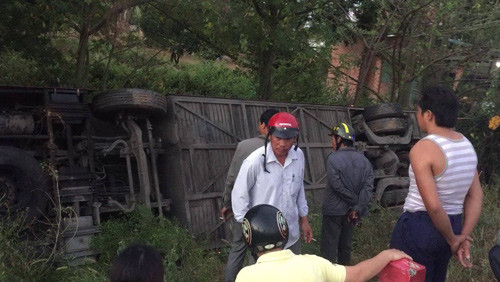 Xe khách giường nằm Phương Trang lao xuống cống, 1 người chết