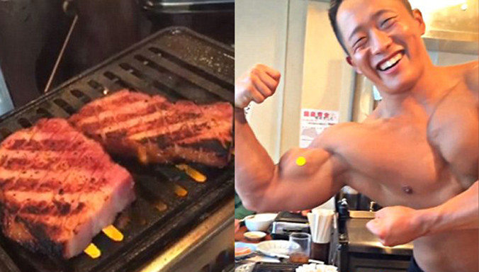 Các chàng trai ở trần vui vẻ nướng thịt phục vụ thực khách. Ảnh: C Channel.