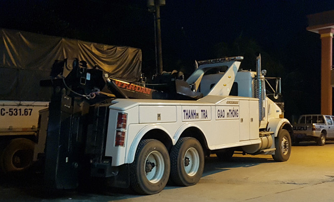 Xe kéo 'khủng' xuất hiện tại trạm BOT Cai Lậy