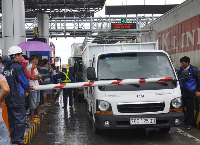 Trong vài ngày qua, trạm BOT Ninh An luôn tắc nghẽn do tài xế dùng tiền lẻ mua vé qua trạm.