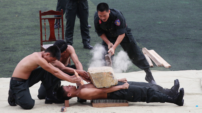 Mục kích Cảnh sát cơ động trình diễn tuyệt kỹ nội công