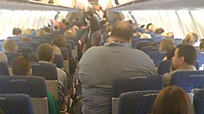 Ông Bassos khẳng định đã bị chấn thương vì bị hành khách "quá khổ" ngồi cạnh ép bẹp suốt chuyến bay từ Sydney đến Dubai. Ảnh minh họa: Abdullah Zarak.