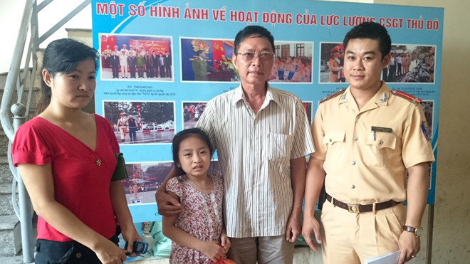 Gia đình chị Khuyến cảm ơn các chiến sĩ CSGT đội 1 đã giúp tìm được cháu Chi