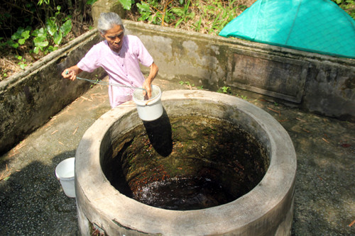 Nước ở hai giếng cổ ngon đến mức người dân thôn khác phải bỏ tiền để mua. Ảnh: Tiến Hùng.