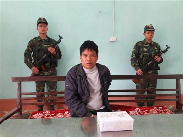 Đối tượng Thắng và tang vật tại cơ quan Biên phòng. Ảnh: TL.