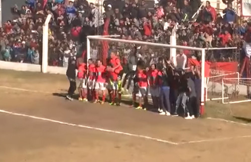 Hàng rào 18 người che chắn khung thành.