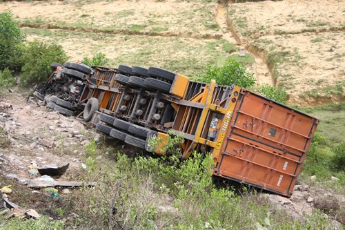 Xe container húc bay dải phân cách rồi lao xuống vực bên đường. Ảnh: Võ Thạnh.