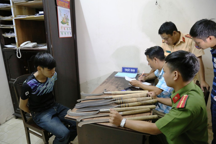 Lấy lời khai đối tượng mang cả bao “hàng nóng” đi giải quyết mâu thuẫn.