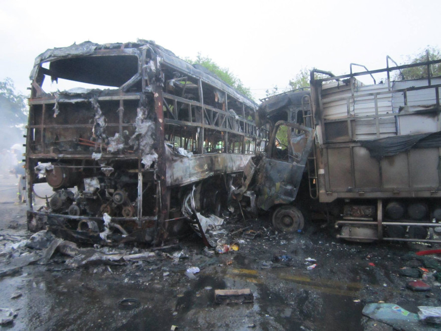 Các phương tiện bị thiêu rụi.