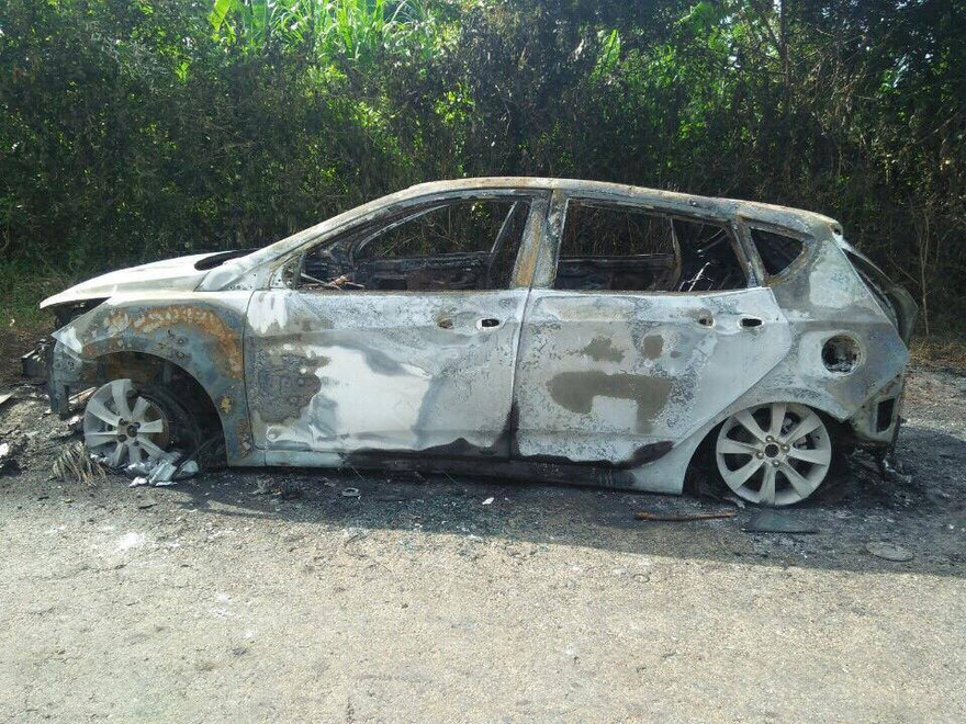 Chiếc ô tô bị cháy trơ khung sắt.