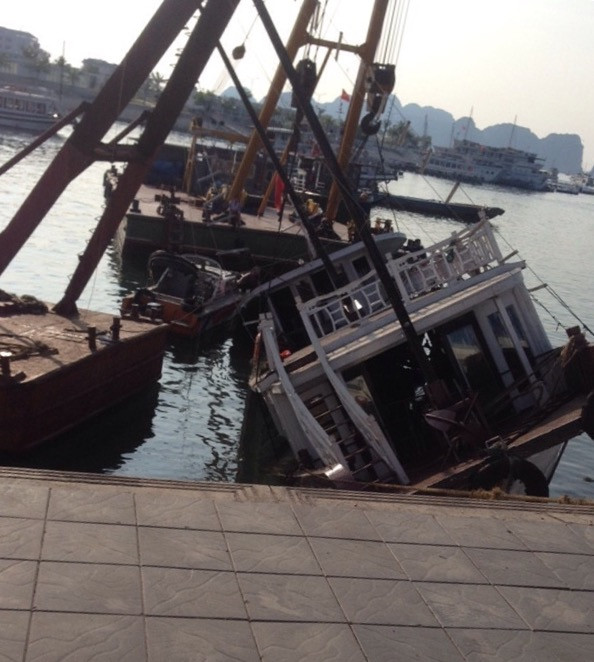 Tàu du lịch Tùng Vân QN 1366 đang được cơ quan chức năng trục vớt.